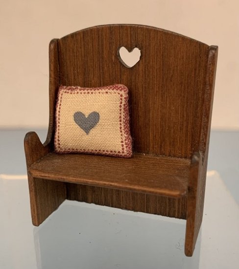 (image for) 1/24th Settee w/Heart Cutout and Pillow - Click Image to Close