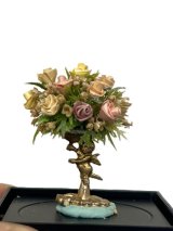 (image for) Roses in a cupid vase