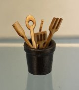 (image for) Wood cooking utensils in black container
