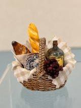 (image for) Picnic Basket with Wine and Bread