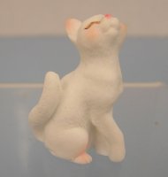 (image for) White Cat Sitting Up