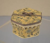 (image for) Country Blue Floral Hat Box