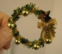 (image for) Christmas Wreath With Gold Decorations