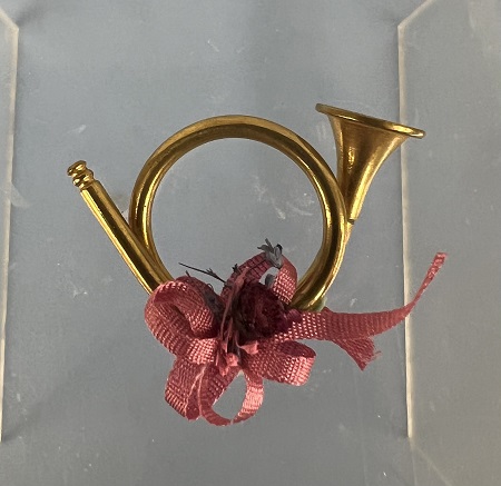 (image for) French Horn with Pink Bow - Click Image to Close